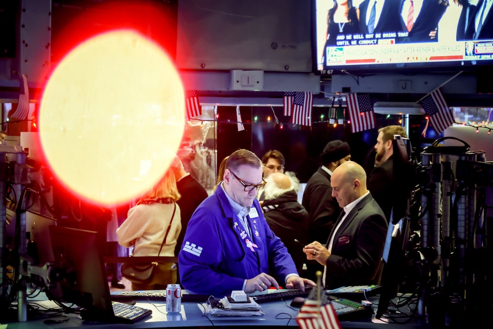 A trader works on the floor of the New York Stock Exchange (NYSE) in New York, US, on Monday, Dec. 15, 2025. The last full trading week of 2025 started with stocks falling and bonds rising as Wall Street geared up for key economic data that will help shape the Federal Reserve rate outlook. Photographer: Michael Nagle/Bloomberg A trader works on the floor of the New York Stock Exchange (NYSE) in New York, US, on Monday, Dec. 15, 2025. The last full trading week of 2025 started with stocks falling and bonds rising as Wall Street geared up for key economic data that will help shape the Federal Reserve rate outlook. Photographer: Michael Nagle/Bloomberg