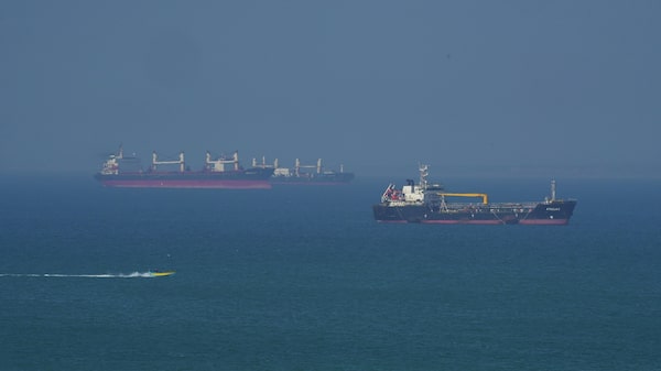 Aramco e Adnoc embarcam petróleo por Ormuz mesmo com pressão do Irã, dizem fontes Aramco e Adnoc embarcam petróleo por Ormuz mesmo com pressão do Irã, dizem fontes
