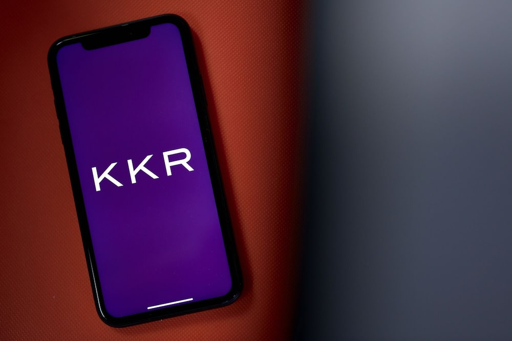El logotipo de KKR & Co. en un teléfono inteligente, fotografiado en el distrito de Brooklyn, Nueva York (EE.UU.). El logotipo de KKR & Co. en un teléfono inteligente, fotografiado en el distrito de Brooklyn, Nueva York (EE.UU.).