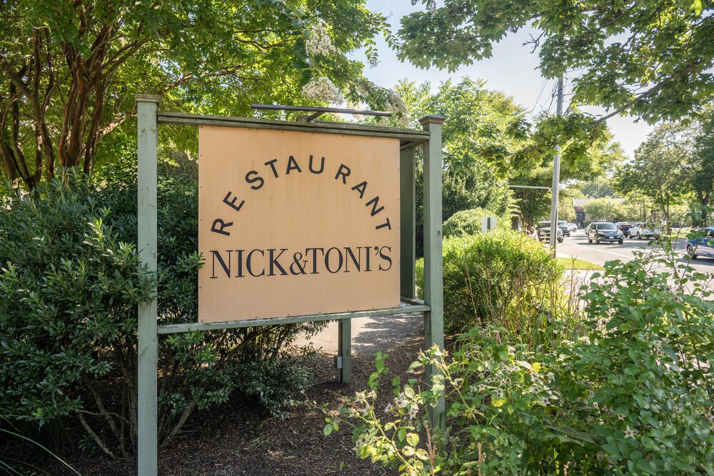 Placa que se lê "Restaurant Nick & Toni's" Placa que se lê "Restaurant Nick & Toni's"