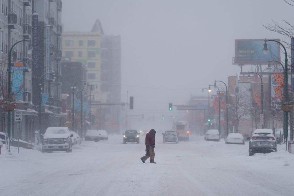 Un peatón cruza una carretera cubierta de nieve durante una tormenta en Minneapolis, Minnesota, EE.UU., el jueves 23 de febrero de 2023. Una tormenta invernal se extiende por el norte de EE.UU. esta semana, desatando frío y nieve desde California hasta Maine, mientras en el sureste se registra un calor récord. Fotógrafo: Tim Evans/Bloomberg Un peatón cruza una carretera cubierta de nieve durante una tormenta en Minneapolis, Minnesota, EE.UU., el jueves 23 de febrero de 2023. Una tormenta invernal se extiende por el norte de EE.UU. esta semana, desatando frío y nieve desde California hasta Maine, mientras en el sureste se registra un calor récord. Fotógrafo: Tim Evans/Bloomberg