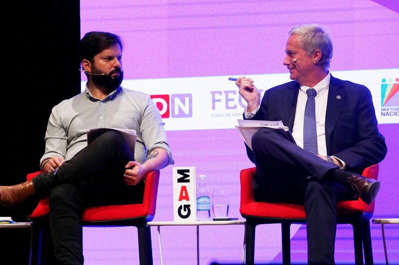 Los candidatos presidenciales chilenos José Antonio Kast y Gabriel Boric asisten a un debate radial en el centro cultural Gabriela Mistral en Santiago el 2 de noviembre de 2021.Fotógrafo: Marcelo Hernandez / Getty Images Sudamérica Los candidatos presidenciales chilenos José Antonio Kast y Gabriel Boric asisten a un debate radial en el centro cultural Gabriela Mistral en Santiago el 2 de noviembre de 2021.Fotógrafo: Marcelo Hernandez / Getty Images Sudamérica