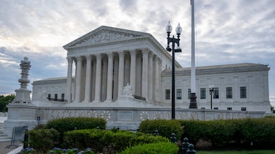 La Corte Suprema de EE.UU. permite reanudar las deportaciones de Trump a terceros países La Corte Suprema de EE.UU. permite reanudar las deportaciones de Trump a terceros países