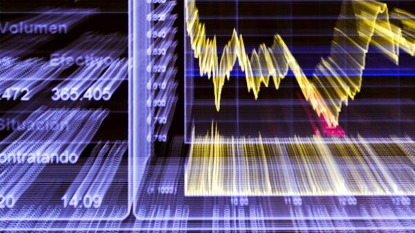 Bolsa tem leve queda e dólar sobe com tensões políticas e fiscais no radar Bolsa tem leve queda e dólar sobe com tensões políticas e fiscais no radar