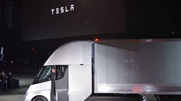 Tesla en picada ante caos en Twitter y riesgo de covid en China Tesla en picada ante caos en Twitter y riesgo de covid en China