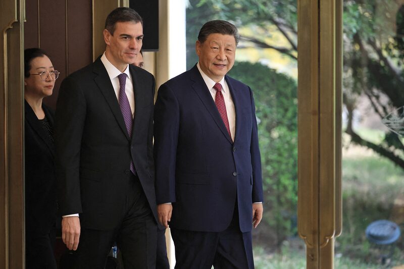 Sánchez ha aprovechado su viaje a China, el tercero que realiza a la nación asiática en dos años, para impulsar unos lazos comerciales más profundos con Pekín. Sánchez ha aprovechado su viaje a China, el tercero que realiza a la nación asiática en dos años, para impulsar unos lazos comerciales más profundos con Pekín.