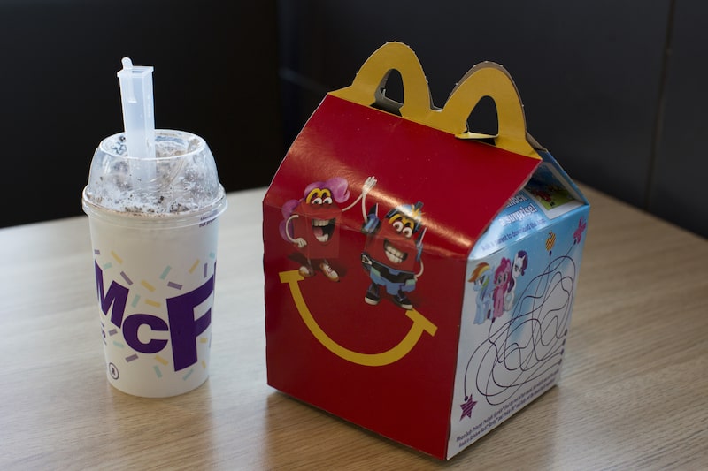 Efeito McLanche Feliz: como os brinquedos fizeram as vendas do McDonald’s subirem Efeito McLanche Feliz: como os brinquedos fizeram as vendas do McDonald’s subirem
