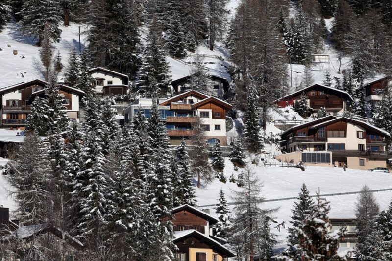 Chalets suizos sobre la ciudad de Davos, Suiza Fotógrafo: Simon Dawson/Bloomberg Chalets suizos sobre la ciudad de Davos, Suiza Fotógrafo: Simon Dawson/Bloomberg