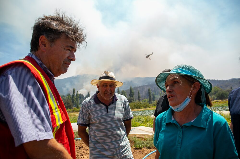 El ministro de Agricultura, Esteban Valenzuela, en el sur de Chile, junto a productores agrícolas. Foto: Ministerio de Agricultura. El ministro de Agricultura, Esteban Valenzuela, en el sur de Chile, junto a productores agrícolas. Foto: Ministerio de Agricultura.