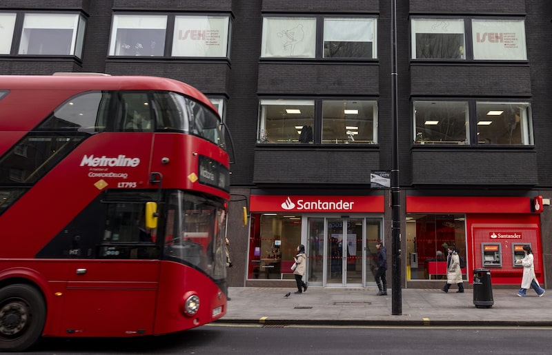 El viernes, las cifras oficiales mostraron que el PIB se contrajo por segundo mes consecutivo en octubre antes del presupuesto, lo que pone a la economía en peligro de sufrir su primera contracción trimestral en dos años. El viernes, las cifras oficiales mostraron que el PIB se contrajo por segundo mes consecutivo en octubre antes del presupuesto, lo que pone a la economía en peligro de sufrir su primera contracción trimestral en dos años.