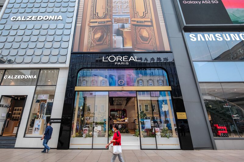 La gente pasa por la tienda insignia global de L'Oreal en Nanjing Road el 8 de mayo de 2021 en Shanghai, China. La gente pasa por la tienda insignia global de L'Oreal en Nanjing Road el 8 de mayo de 2021 en Shanghai, China.