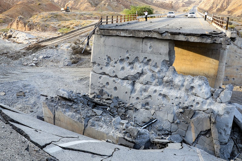 Ponte danificada após ataque dos EUA na rodovia entre Roudan e Bandar Abbas, no sul do Irã. (Foto: Amir Hossein Khorgooei/ISNA/AFP via Getty Images) Ponte danificada após ataque dos EUA na rodovia entre Roudan e Bandar Abbas, no sul do Irã. (Foto: Amir Hossein Khorgooei/ISNA/AFP via Getty Images)