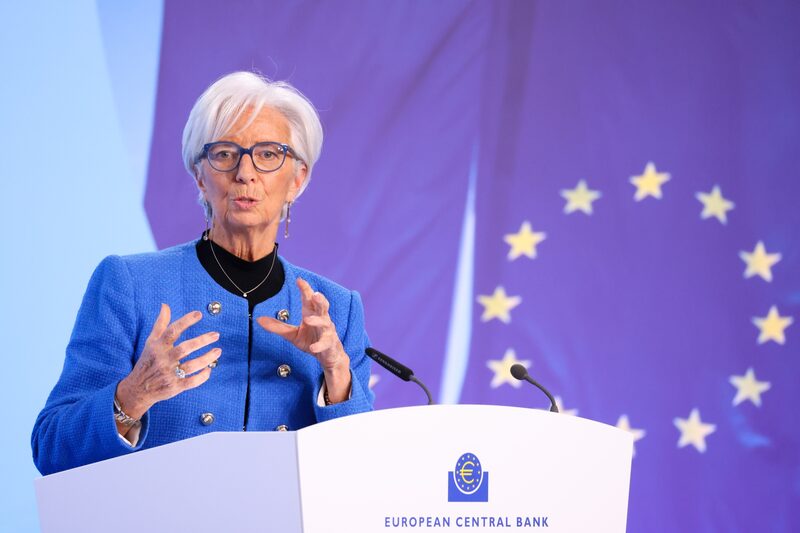 Dirigiéndose a los legisladores de la Unión Europea (UE) en Estrasburgo, Lagarde reiteró que se espera que el crecimiento de los precios al consumo alcance el objetivo del 2% del BCE este año. Dirigiéndose a los legisladores de la Unión Europea (UE) en Estrasburgo, Lagarde reiteró que se espera que el crecimiento de los precios al consumo alcance el objetivo del 2% del BCE este año.
