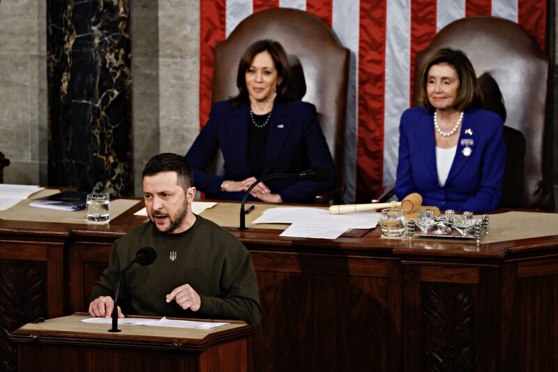 Volodymyr Zelenskiy habla en el Capitolio estadounidense el 21 de diciembre. Volodymyr Zelenskiy habla en el Capitolio estadounidense el 21 de diciembre.