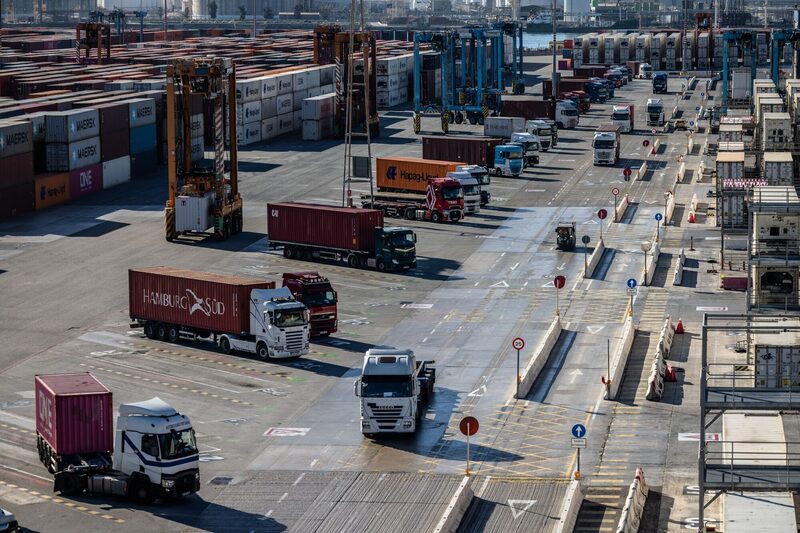 Grúas pórtico cargan contenedores de transporte en camiones semirremolques en la terminal Muelle Sur, operada por APM Terminals, en el puerto de Barcelona, España, el lunes 13 de enero de 2025. Grúas pórtico cargan contenedores de transporte en camiones semirremolques en la terminal Muelle Sur, operada por APM Terminals, en el puerto de Barcelona, España, el lunes 13 de enero de 2025.