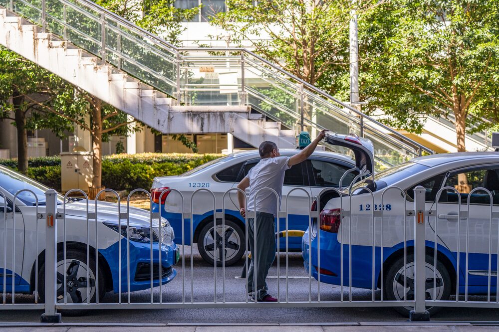 Taxis con conductores esperan en la parte externa del aeropuerto de Wuhan en China, donde se cuestiona qué ocurriría si no se necesitan conductores a futuro. Taxis con conductores esperan en la parte externa del aeropuerto de Wuhan en China, donde se cuestiona qué ocurriría si no se necesitan conductores a futuro.