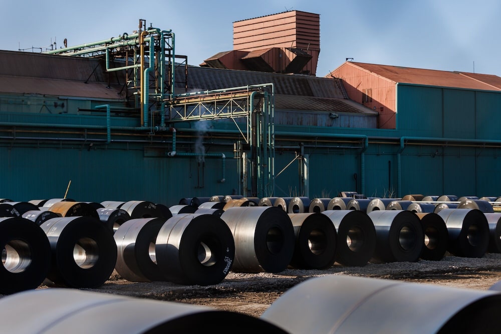 Bobinas de acero en el patio de una planta de ArcelorMittal Dofasco en Hamilton, Ontario, Canadá. Bobinas de acero en el patio de una planta de ArcelorMittal Dofasco en Hamilton, Ontario, Canadá.