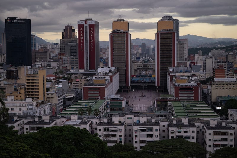 Las Torres Simón Bolívar, en el centro, y el edificio de la Asamblea Nacional, a la izquierda, en Caracas. Las Torres Simón Bolívar, en el centro, y el edificio de la Asamblea Nacional, a la izquierda, en Caracas.