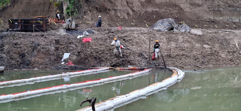 Más de 25.000 barriles de crudo se derramaron en Esmeraldas tras la rotura del Sote el 13 de marzo. Más de 25.000 barriles de crudo se derramaron en Esmeraldas tras la rotura del Sote el 13 de marzo.
