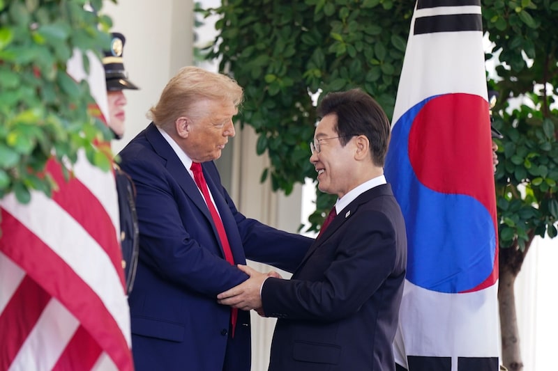 El presidente Trump, a la izquierda, saluda a Lee Jae Myung, presidente de Corea del Sur, a las puertas del ala oeste de la Casa Blanca en Washington el lunes. El presidente Trump, a la izquierda, saluda a Lee Jae Myung, presidente de Corea del Sur, a las puertas del ala oeste de la Casa Blanca en Washington el lunes.