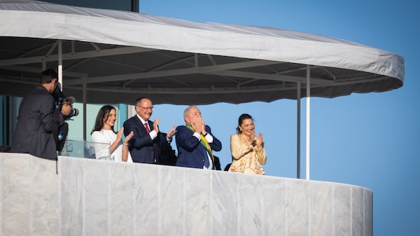 Lula vuelve a Brasil con promesas de prosperidad en medio de dolor económico global Lula vuelve a Brasil con promesas de prosperidad en medio de dolor económico global