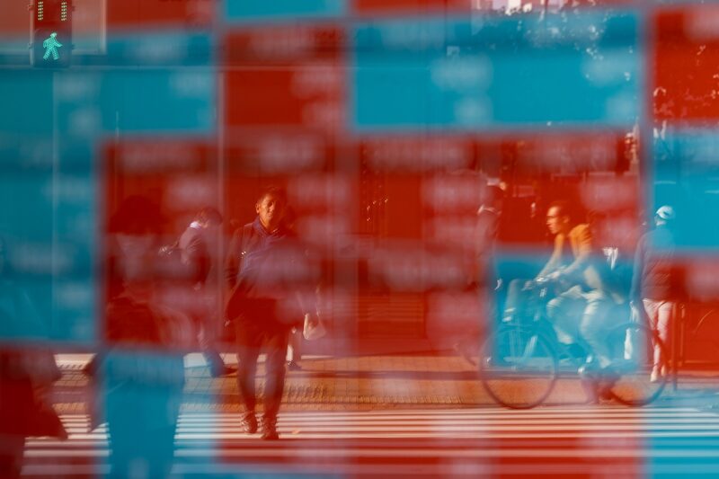 Los peatones se reflejan en una pizarra electrónica de valores fuera de una empresa de valores en Tokio, Japón, el lunes 21 de noviembre de 2022. Fotógrafo: SeongJoon Cho/Bloomberg Los peatones se reflejan en una pizarra electrónica de valores fuera de una empresa de valores en Tokio, Japón, el lunes 21 de noviembre de 2022. Fotógrafo: SeongJoon Cho/Bloomberg