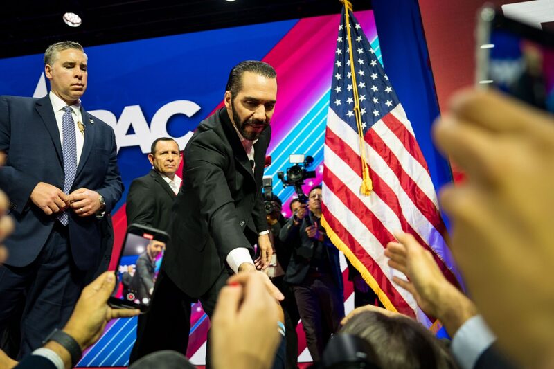Bukele saluda a los asistentes al CPAC, cerca de Washington, en febrero. Fotógrafo: Kent Nishimura/Bloomberg Bukele saluda a los asistentes al CPAC, cerca de Washington, en febrero. Fotógrafo: Kent Nishimura/Bloomberg