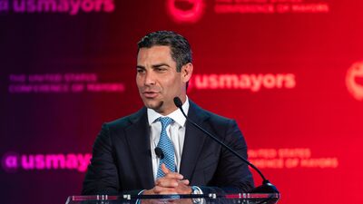 Alcalde de Miami duplica su riqueza con actividades paralelas y se compra un barco Alcalde de Miami duplica su riqueza con actividades paralelas y se compra un barco