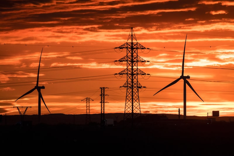 Aerogeneradores y líneas eléctricas en Zaragoza, España.
Fotógrafo: Ángel García/Bloomberg Aerogeneradores y líneas eléctricas en Zaragoza, España.
Fotógrafo: Ángel García/Bloomberg