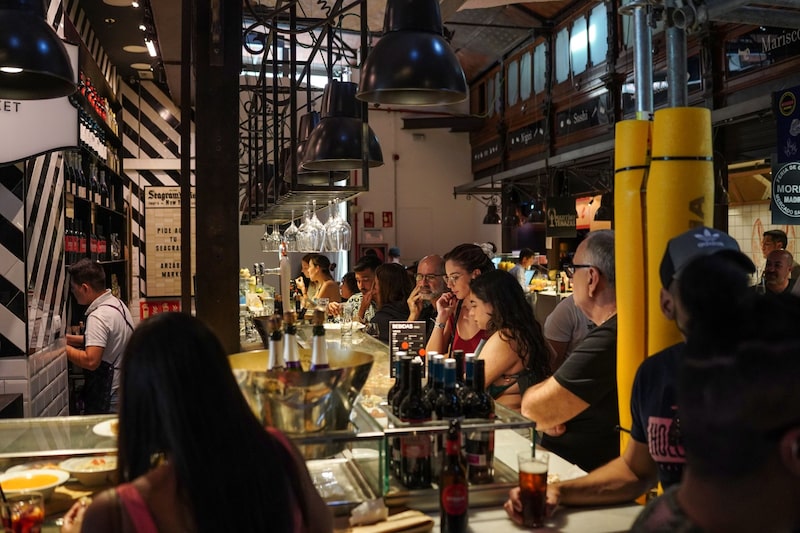 Cenando en un restaurante en un mercado de Madrid Cenando en un restaurante en un mercado de Madrid