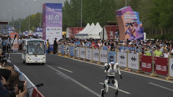 La media maratón de 50 minutos del robot chino demuestra el ritmo al que avanza la IA La media maratón de 50 minutos del robot chino demuestra el ritmo al que avanza la IA