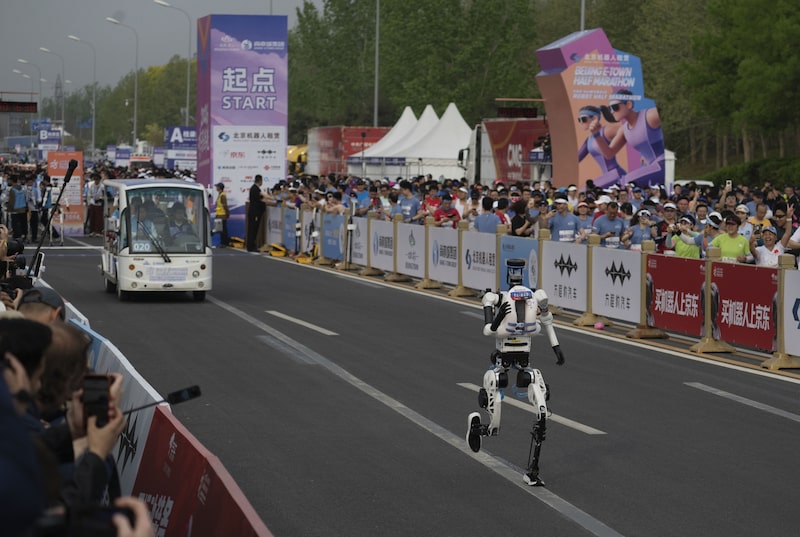 Un robot humanoide corre durante la Media Maratón de Beijing E-Town y la Media Maratón de Robots Humanoides, celebrada el 19 de abril. Foto: Kevin Frayer/Getty Images Un robot humanoide corre durante la Media Maratón de Beijing E-Town y la Media Maratón de Robots Humanoides, celebrada el 19 de abril. Foto: Kevin Frayer/Getty Images