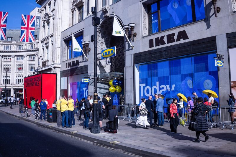 Las opciones dan al titular el derecho, pero no la obligación, de cambiar divisas a un tipo especificado en una fecha determinada o antes. Las opciones dan al titular el derecho, pero no la obligación, de cambiar divisas a un tipo especificado en una fecha determinada o antes.