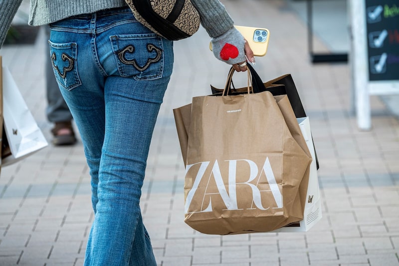 Una compradora lleva una bolsa de Zara en Walnut Creek, California. Fotógrafo: David Paul Morris/Bloomberg Una compradora lleva una bolsa de Zara en Walnut Creek, California. Fotógrafo: David Paul Morris/Bloomberg