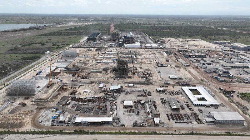 Obras da GNA (Gás Natural Açu) II na frente e, ao fundo, a GNA I, que fazem parte de parque de geração termelétrica do Porto do Açu (Divulgação) Obras da GNA (Gás Natural Açu) II na frente e, ao fundo, a GNA I, que fazem parte de parque de geração termelétrica do Porto do Açu (Divulgação)