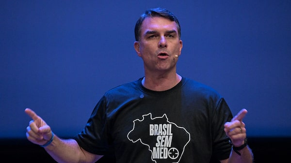 Flávio Bolsonaro avança com candidatura à Presidência em meio a turbulências na campanha Flávio Bolsonaro avança com candidatura à Presidência em meio a turbulências na campanha