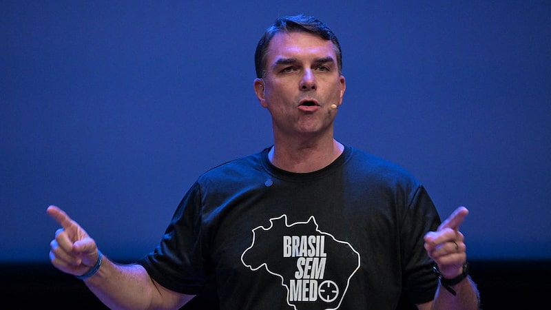 Flávio Bolsonaro avança com candidatura à Presidência em meio a turbulências na campanha Flávio Bolsonaro avança com candidatura à Presidência em meio a turbulências na campanha