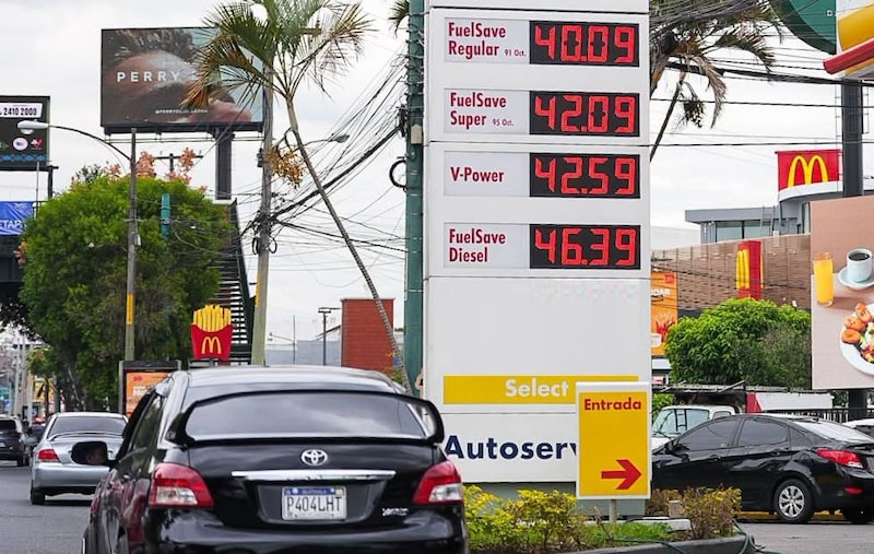 Un letrero con los precios del combustible en una gasolinera de Guatemala, el 3 de septiembre de 2026. Un letrero con los precios del combustible en una gasolinera de Guatemala, el 3 de septiembre de 2026.
