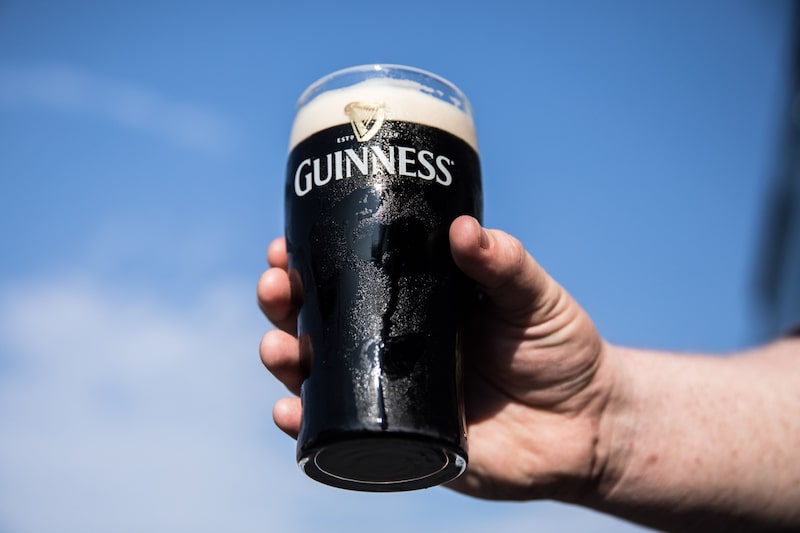 Un hombre sostiene una cerveza Guinness fuera de un bar en esta fotografía arreglada en Dublín, Irlanda, el lunes 4 de junio de 2018. Un hombre sostiene una cerveza Guinness fuera de un bar en esta fotografía arreglada en Dublín, Irlanda, el lunes 4 de junio de 2018.