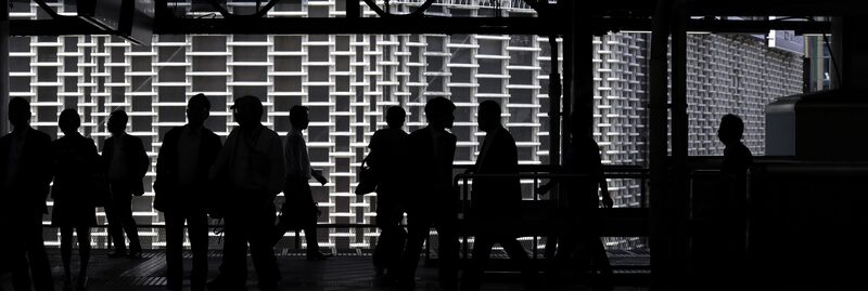 Los pasajeros caminan por el andén de una estación en Tokio, Japón, el lunes 5 de junio de 2017. Fotógrafo: Kiyoshi Ota / Bloomberg Los pasajeros caminan por el andén de una estación en Tokio, Japón, el lunes 5 de junio de 2017. Fotógrafo: Kiyoshi Ota / Bloomberg