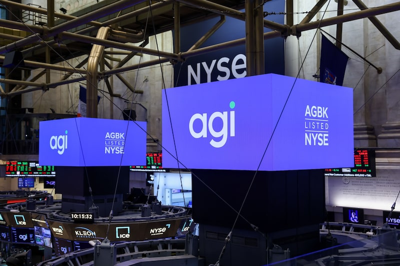 Cartel de AGI Inc. durante la salida a bolsa de la empresa en la Bolsa de Nueva York el 11 de febrero. Fotógrafo: Michael Nagle/Bloomberg Cartel de AGI Inc. durante la salida a bolsa de la empresa en la Bolsa de Nueva York el 11 de febrero. Fotógrafo: Michael Nagle/Bloomberg