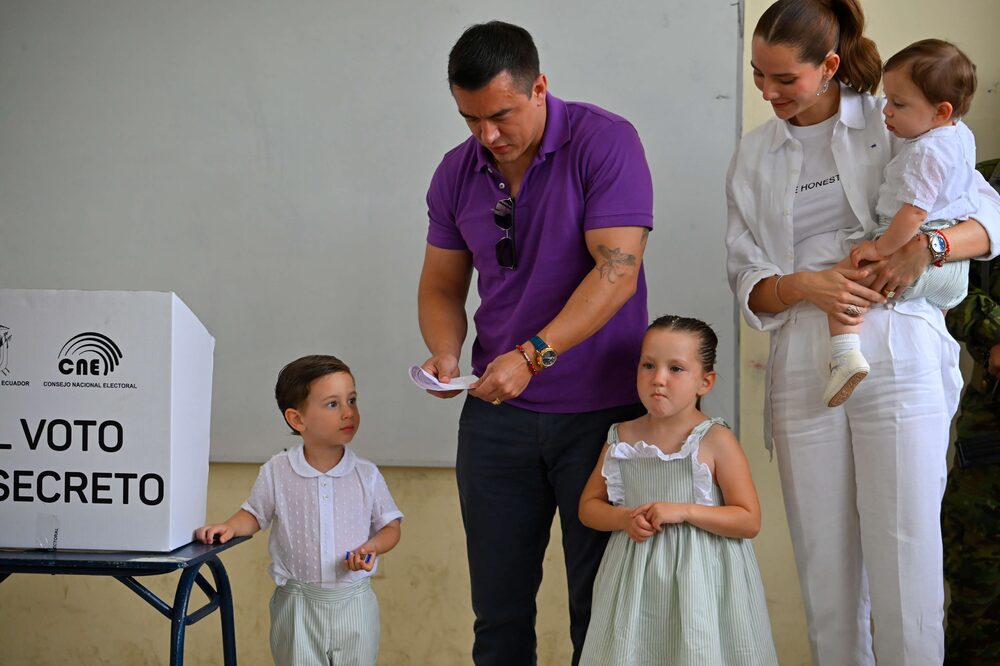 Daniel Noboa, presidente de Ecuador, llegó a la escuela Antonio Moya Sánchez, ubicada en el centro de la comunidad, acompañado de su esposa Lavinia Valbonesi y sus tres hijos. Daniel Noboa, presidente de Ecuador, llegó a la escuela Antonio Moya Sánchez, ubicada en el centro de la comunidad, acompañado de su esposa Lavinia Valbonesi y sus tres hijos.