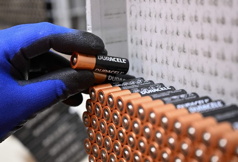 A Duracell é uma das produtoras de baterias mais vendidas nos EUA, e as baterias de íons de lítio são usadas para alimentar carros elétricos, eletrônicos de consumo e dispositivos de armazenamento de energia. A Duracell é uma das produtoras de baterias mais vendidas nos EUA, e as baterias de íons de lítio são usadas para alimentar carros elétricos, eletrônicos de consumo e dispositivos de armazenamento de energia.