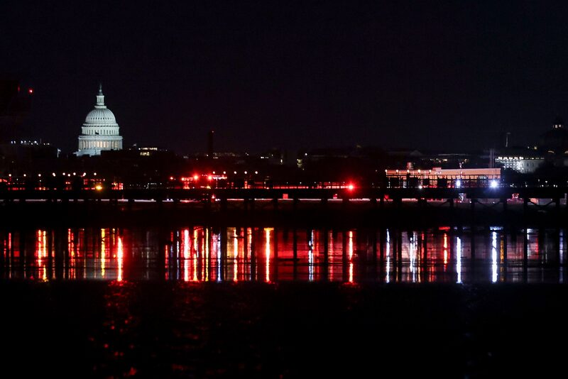 El Capitolio de Estados Unidos detrás de las luces de los equipos de emergencia mientras responden al lugar del accidente cerca del río Potomac después de que un avión de pasajeros chocara con un helicóptero mientras aterrizaba en el Aeropuerto Nacional Ronald Reagan (DCA) en Arlington, Virginia, Estados Unidos, el jueves 30 de enero. , 2025. Un avión regional Bombardier CRJ700 de PSA Airlines chocó en el aire con un helicóptero militar Sikorsky H-60 mientras se aproximaba a la pista 33 del Aeropuerto Nacional Reagan de Washington alrededor de las 9 p.m. hora local, según un comunicado de la FAA. Fotógrafo: Tierney L. Cross/Bloomberg El Capitolio de Estados Unidos detrás de las luces de los equipos de emergencia mientras responden al lugar del accidente cerca del río Potomac después de que un avión de pasajeros chocara con un helicóptero mientras aterrizaba en el Aeropuerto Nacional Ronald Reagan (DCA) en Arlington, Virginia, Estados Unidos, el jueves 30 de enero. , 2025. Un avión regional Bombardier CRJ700 de PSA Airlines chocó en el aire con un helicóptero militar Sikorsky H-60 mientras se aproximaba a la pista 33 del Aeropuerto Nacional Reagan de Washington alrededor de las 9 p.m. hora local, según un comunicado de la FAA. Fotógrafo: Tierney L. Cross/Bloomberg