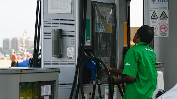 Governo prorroga subsídio ao diesel antes das eleições diante de alta do petróleo Governo prorroga subsídio ao diesel antes das eleições diante de alta do petróleo