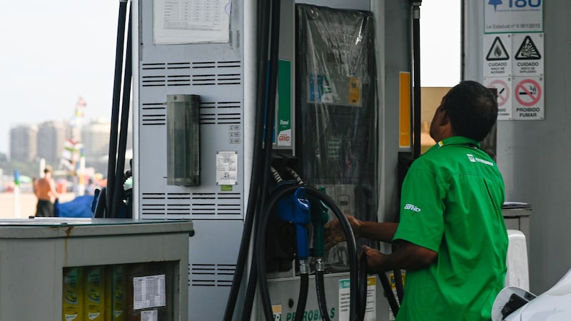 Governo prorroga subsídio ao diesel antes das eleições diante de alta do petróleo Governo prorroga subsídio ao diesel antes das eleições diante de alta do petróleo