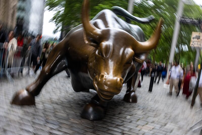 La estatua del «Charging Bull» cerca de la Bolsa de Nueva York (NYSE) en Nueva York, EE.UU. La estatua del «Charging Bull» cerca de la Bolsa de Nueva York (NYSE) en Nueva York, EE.UU.