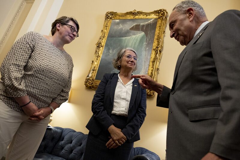 El LÍder de la Mayoría del Senado Chuck Schumer (D-NY) (R) se reúne con la Embajadora de Suecia en los EE.UU. Karin Olofsdotter (C) y el Ministro Consejero finlandés Päivi Nevala en la Embajada de EE.UU., (L) en su oficina en el edificio del Capitolio de EE.UU. el 03 de agosto de 2022 en Washington, DC. Hoy mismo, el Senado estadounidense votará la ratificación del ingreso de ambos países en la OTAN. (Foto de Anna Moneymaker/Getty Images) El LÍder de la Mayoría del Senado Chuck Schumer (D-NY) (R) se reúne con la Embajadora de Suecia en los EE.UU. Karin Olofsdotter (C) y el Ministro Consejero finlandés Päivi Nevala en la Embajada de EE.UU., (L) en su oficina en el edificio del Capitolio de EE.UU. el 03 de agosto de 2022 en Washington, DC. Hoy mismo, el Senado estadounidense votará la ratificación del ingreso de ambos países en la OTAN. (Foto de Anna Moneymaker/Getty Images)