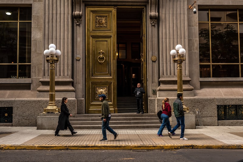 Los peatones pasan frente al Banco Central de Chile en Santiago. Fotógrafo: Cristóbal Olivares/Bloomberg. Los peatones pasan frente al Banco Central de Chile en Santiago. Fotógrafo: Cristóbal Olivares/Bloomberg.