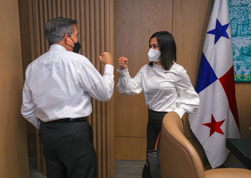 Presidente de Panamá Laurentino Cortizo y la nueva canciller de Panamá, Janaina Tewaney Mencomo. Fotografía: @JanainaGob Presidente de Panamá Laurentino Cortizo y la nueva canciller de Panamá, Janaina Tewaney Mencomo. Fotografía: @JanainaGob
